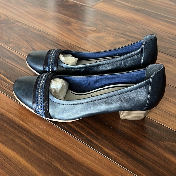 NWOT Genuine Leather Tamaris Kitten Heels in Navy Blue - Picture 3 of 5